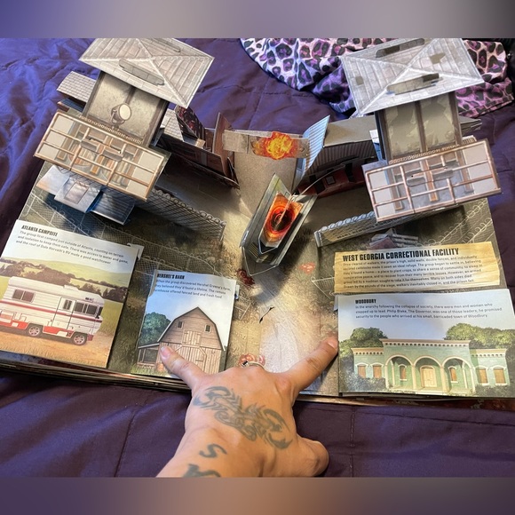 AMCs The Walking Dead Pop-Up Book - Picture 7 of 8
